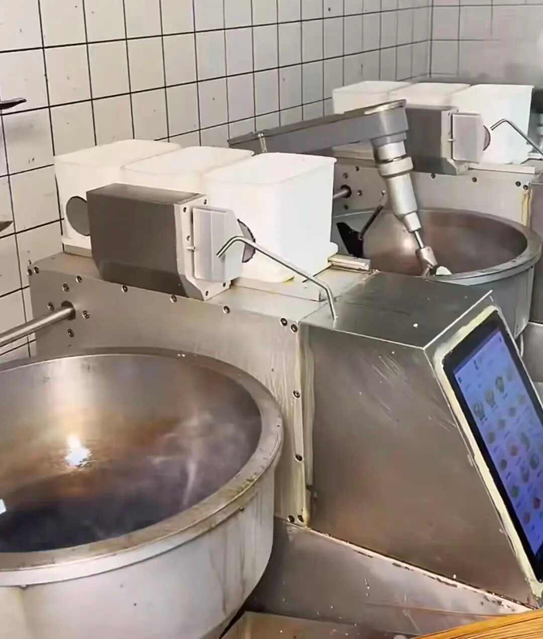 2025年餐饮风潮:打工人的餐盘里藏有新趋势(图4) 2025年餐饮风潮:打工人的餐盘里藏有新趋势(图4)