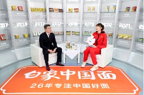 韩旭出任白象中国面首位冠军体验官，探访泡面工厂畅谈冠军品质(图3)