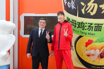 韩旭出任白象中国面首位冠军体验官，探访泡面工厂畅谈冠军品质(图2)