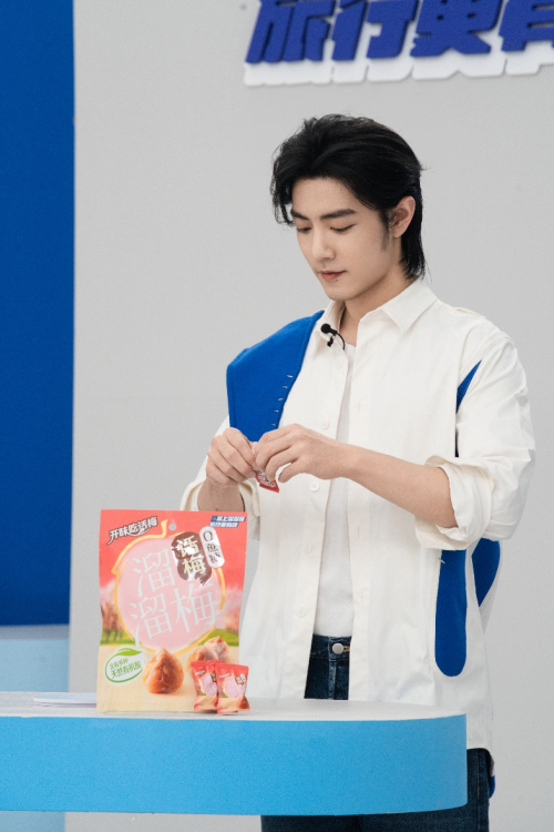 肖战代言溜溜梅新品亮相，0添加健康零食引领消费新趋势(图2)