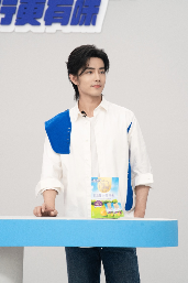 肖战代言溜溜梅新品亮相，0添加健康零食引领消费新趋势(图1)