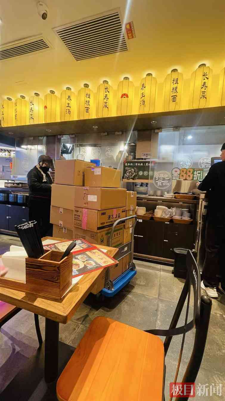 和府捞面被质疑仅有面条现煮 浇头汤底均为预制食材引争议(图3) 和府捞面被质疑仅有面条现煮 浇头汤底均为预制食材引争议(图3)