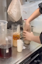 霸王茶姬员工徒手制茶引风波 食品安全红线不容娱乐化(图2) 霸王茶姬员工徒手制茶引风波 食品安全红线不容娱乐化(图2)