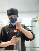 霸王茶姬员工徒手制茶引风波 食品安全红线不容娱乐化(图1) 霸王茶姬员工徒手制茶引风波 食品安全红线不容娱乐化(图1)