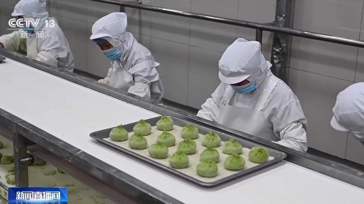 年货“涌进来”,中国味“走出去” 解锁春节消费的双向活力 年货“涌进来”,中国味“走出去” 解锁春节消费的双向活力