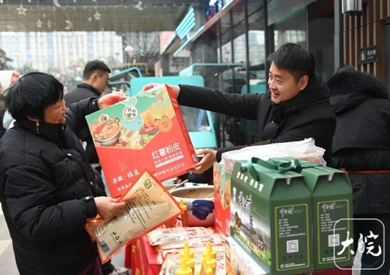 第一书记助力乡村年货展销 激发市民购买热情(图1)