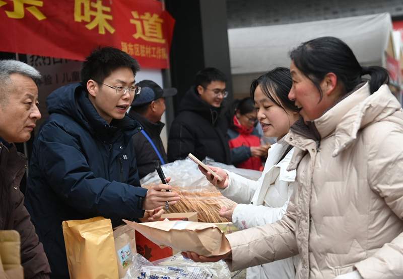驻村第一书记助销乡村年货 激活临泉年味(图3)