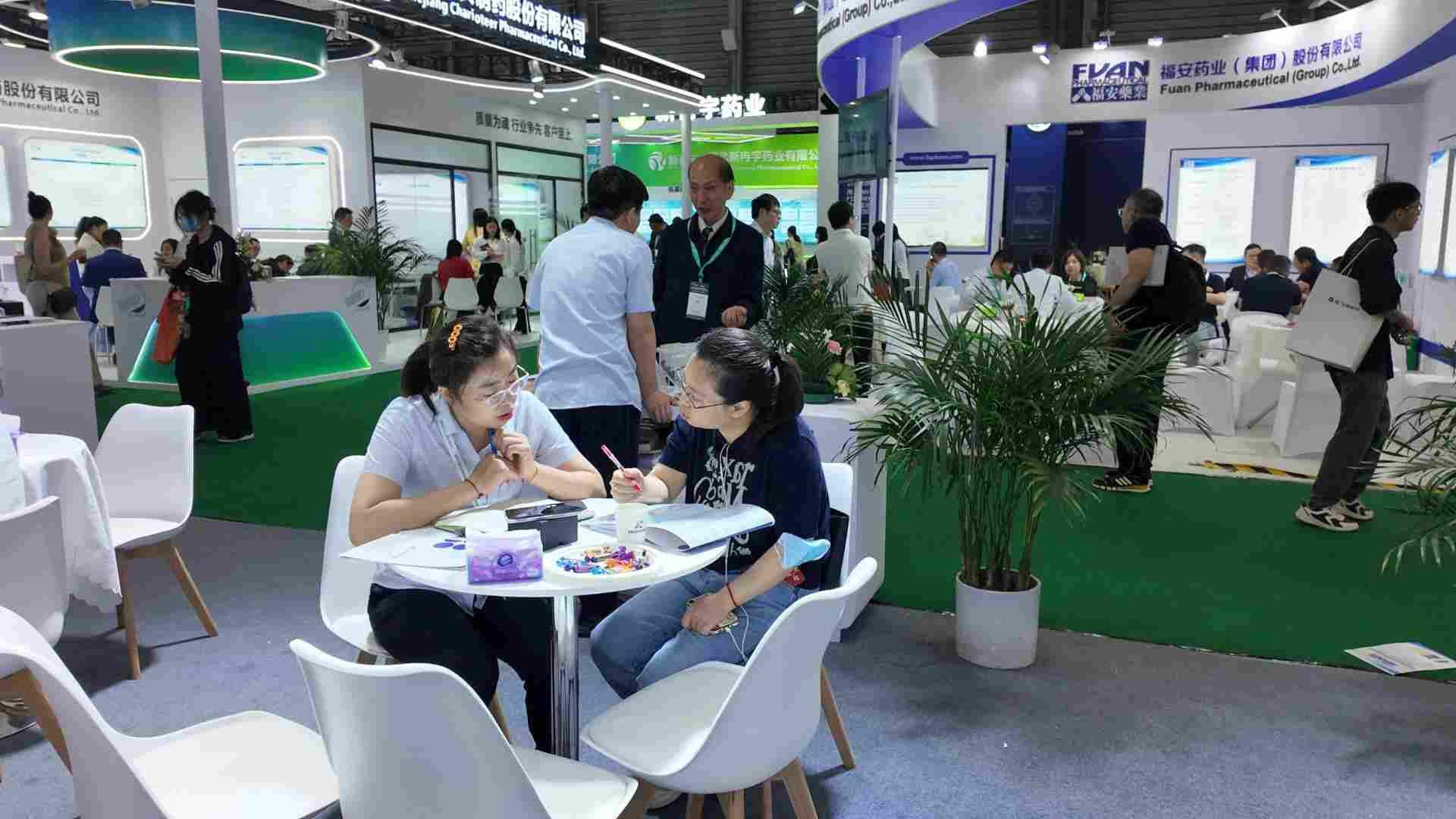 首日速递|江苏科伦多CPHI2025展会首日盛况！(图8)