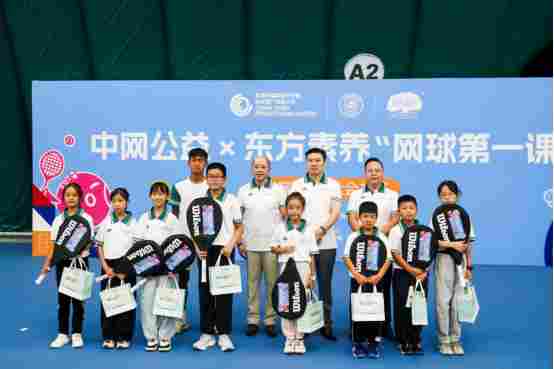 “网球第一课”成功的联合举办,展现了“体育+公益”模式的积极社会效益(图4) “网球第一课”成功的联合举办,展现了“体育+公益”模式的积极社会效益(图4)