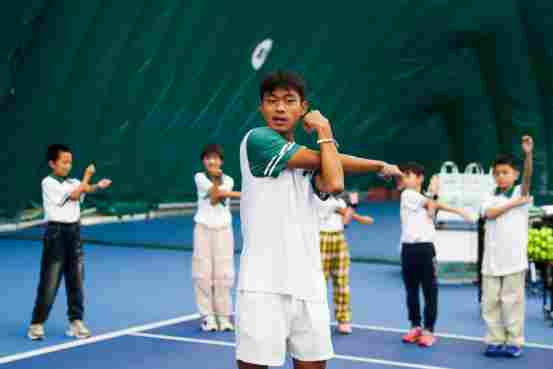 “网球第一课”成功的联合举办,展现了“体育+公益”模式的积极社会效益(图6) “网球第一课”成功的联合举办,展现了“体育+公益”模式的积极社会效益(图6)