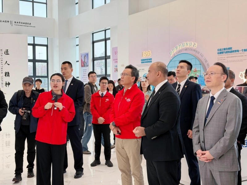 Amos 阿麦斯请瑙鲁总统吃糖:瑙鲁总统春节前夕邂逅“中国甜蜜”(图2) Amos 阿麦斯请瑙鲁总统吃糖:瑙鲁总统春节前夕邂逅“中国甜蜜”(图2)