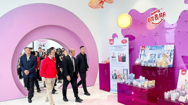 Amos 阿麦斯请瑙鲁总统吃糖:瑙鲁总统春节前夕邂逅“中国甜蜜”(图3) Amos 阿麦斯请瑙鲁总统吃糖:瑙鲁总统春节前夕邂逅“中国甜蜜”(图3)