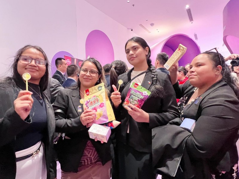 Amos 阿麦斯请瑙鲁总统吃糖:瑙鲁总统春节前夕邂逅“中国甜蜜”(图4) Amos 阿麦斯请瑙鲁总统吃糖:瑙鲁总统春节前夕邂逅“中国甜蜜”(图4)