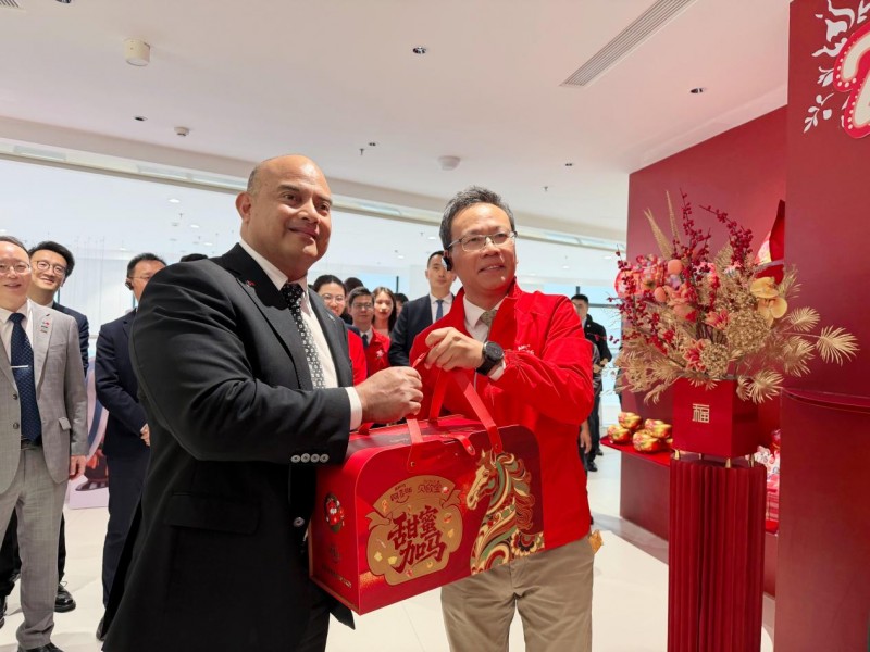 Amos 阿麦斯请瑙鲁总统吃糖:瑙鲁总统春节前夕邂逅“中国甜蜜”(图6) Amos 阿麦斯请瑙鲁总统吃糖:瑙鲁总统春节前夕邂逅“中国甜蜜”(图6)